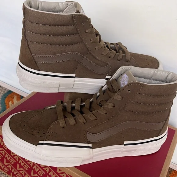 Vans Men’s Sk8-Hi Rearrange
Tonal Kangaroo
VN000CRMBYW
Sneakers - Picture 11 of 16